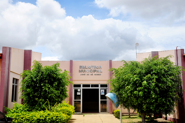 Distintivo Blue doa mais de 900 livros à Biblioteca Municipal de Vitória da Conquista