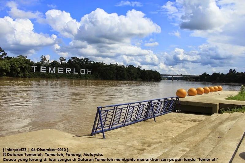 Gambar mercu tanda Temerloh di Seberang Sungai Pahang dari Dataran Temerloh Pahang