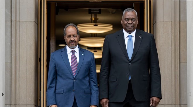 The Somali President meets the US Secretary of Defense in Djibouti