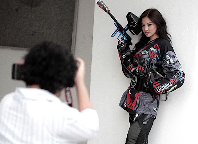 Gambar Neelofa Dengan Senapang Paintball