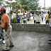 Insólito! Coronel construye pared en medio de una calle para que nadie transite