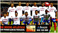 ATLÉTICO DE MADRID - Madrid, España - Temporada 2006-07 - Petrov, Pablo Ibáñez, Mista, Luccin, Leo Franco y Fernando Torres;  Seitaridis, Antonio López, Maniche, Galletti y Perea - ATLÉTICO DE MADRID 2 (Fernando Torres y Kun Agüero), RECREATIVO DE HELVA 1 (Javi Guerrero) - 14/10/2006 - Liga 1ª División, Jornada 6 - Madrid, Estadio Vicente Calderón .  Con la camiseta de apoyo a Maxi Rodríguez, lesionado en un partido con la Selección Argentina