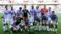 REAL VALLADOLID C. F. - Valladolid, España - Temporada 2009-10 - Luis Prieto, Pelé, Canobbio, Fabricio, Manucho, Nivaldo, Jacobo y Marcos; Nauzet, Álvaro Rubio, Barragán, Bueno, Marquitos y Medunjanin - REAL VALLADOLID 1 (Nivaldo), VILLARREAL 0 - 23/08/2009 - Trofeo Ciudad de Valladolid - Valladolid, estadio Nuevo José Zorrilla - El Valladolid posa con el Trofeo conquistado