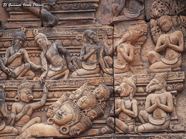 Banteay Srei, biblioteca sur detalle tímpano este - Angkor, Camboya por El Guisante Verde Project