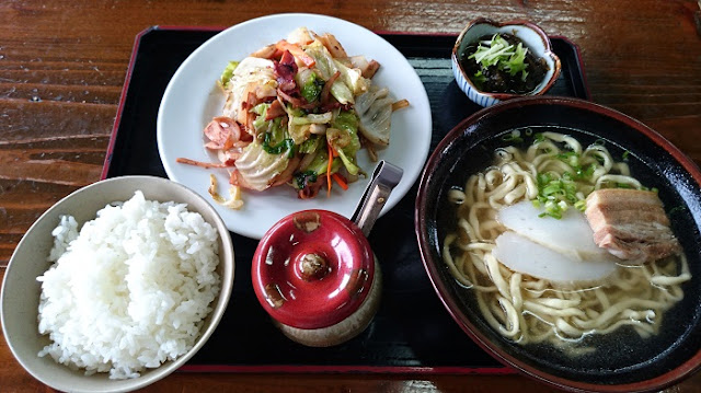 そば定食(イカちゃんぷるー)の写真