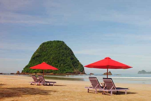 Wisata Pantai Pulau Merah di Banyuwangi Keindahannya Bikin Takjub Wisata Pantai Pulau Merah di Banyuwangi Keindahannya Bikin Takjub