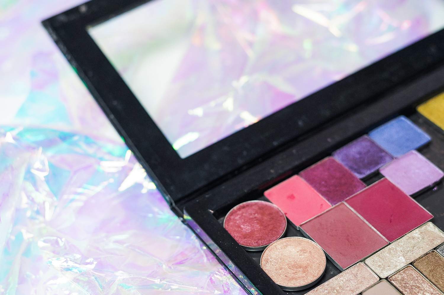 What's in my custom eyeshadow palette, everyday Z palette with single eyeshadows and depotted eyeshadows. Curated by Kirstie is a Leicester Beauty, Fragrance + Gluten Free Food Blogger