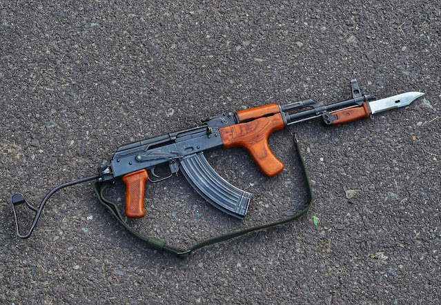 squeaky-steps-sidefolder-akm