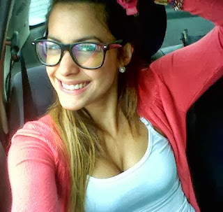 Milett Figueroa con lentes