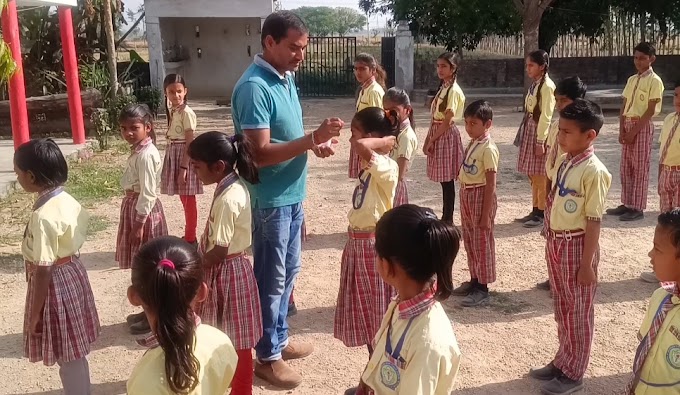 एसजीटी पब्लिक स्कूल मेंड़रा में नए सत्र में तिलक लगाकर बच्चों का किया वेलकम