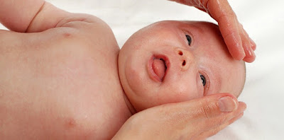 10 Cara Ampuh Mengatasi Bayi Cegukan Secara Aman Dan Alami