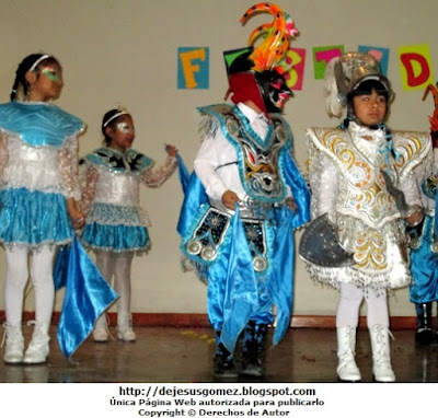 Foto de niños con el traje de la Diablada de Puno. Foto tomada por Jesus Gómez