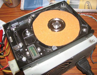 clock-made-of-hard-disk-drive alt=