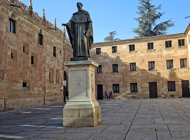 Fray Luis en el patio de Escuelas