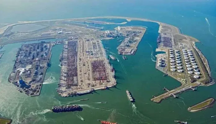 Il numero di navi marittime e fluviali a Rotterdam è diminuito nel 2023