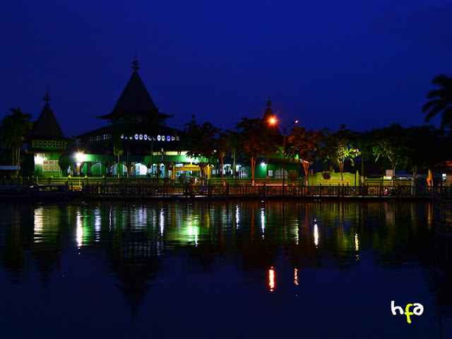 Blue hour di sungai kuin dengan latar belakang masjid jami pangeran suriansyah kuin banjarmasin