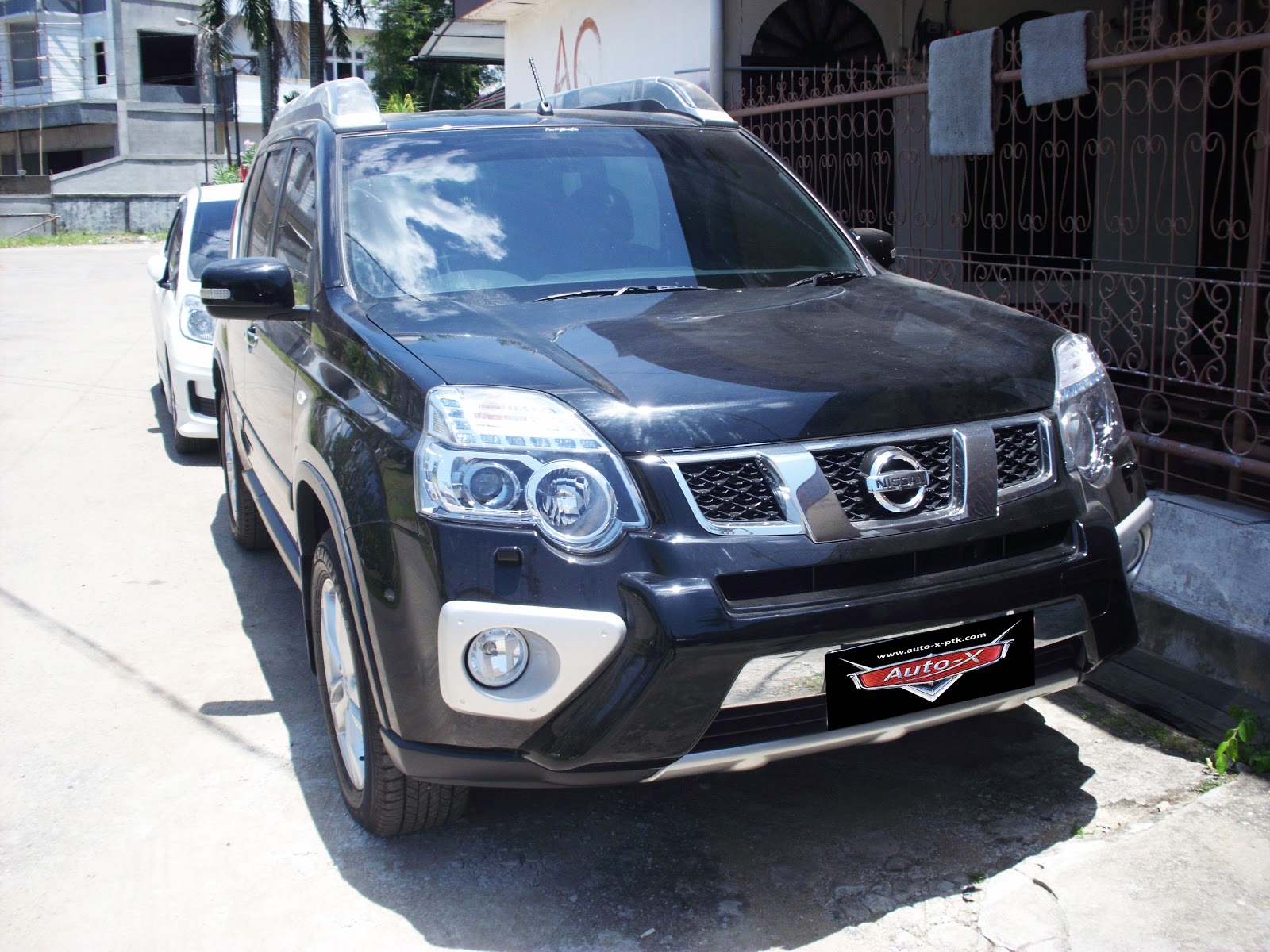 Bursa Mobil  Bekas  PONTIANAK  Xtrail XT 2012 Hitam Metalik 