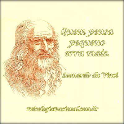 Quem pensa pequeno erra mais. Frase de Leonardo da Vinci