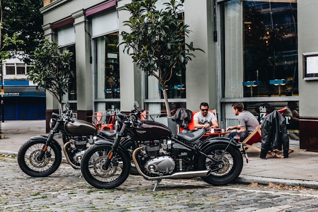 SALÃO DUAS RODAS: Triumph apresenta novas Tiger 800 e Bonneville T100 Black no Salão Duas Rodas