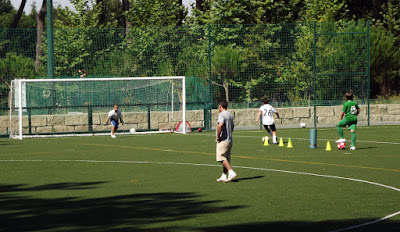 homens jogando futebol no parque