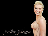 Довольная блондинка Скарлетт Йоханссон в приподнимающем грудь бежевом платье шикарно улыбается