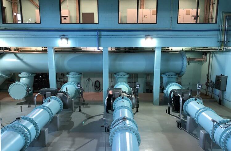 Tuberías del proceso de tratamiento de agua potable en una planta industrial