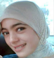 Headscarf Woman to Proper Hijab