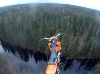 Le saut en parachute en motocross pour finir à l’eau