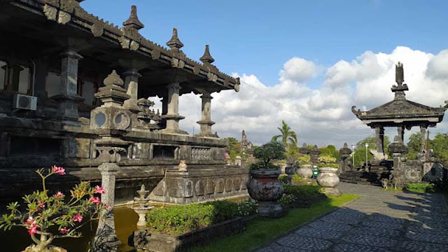 Pesona Lapangan Renon Bali WIsata Gratis Tampil Eksotis