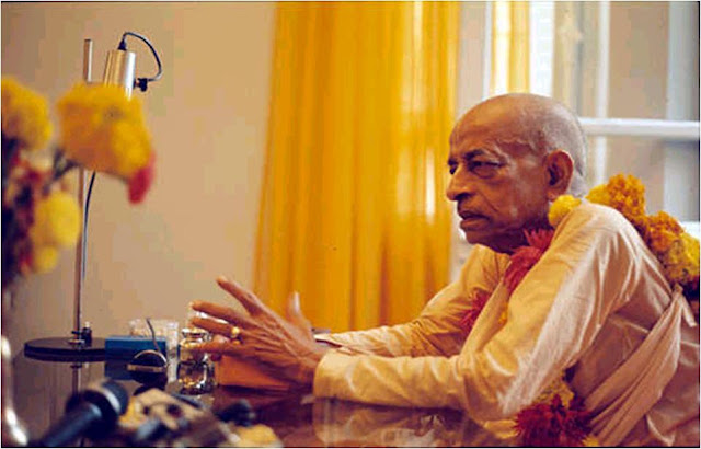 Srila Prabhupada Teaches the Supreme Science