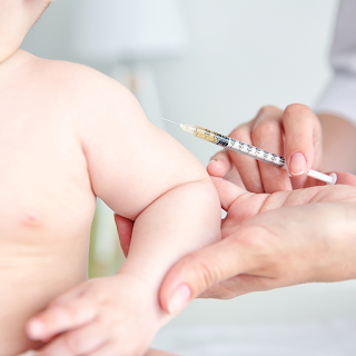 Vaccination d'un bébé
