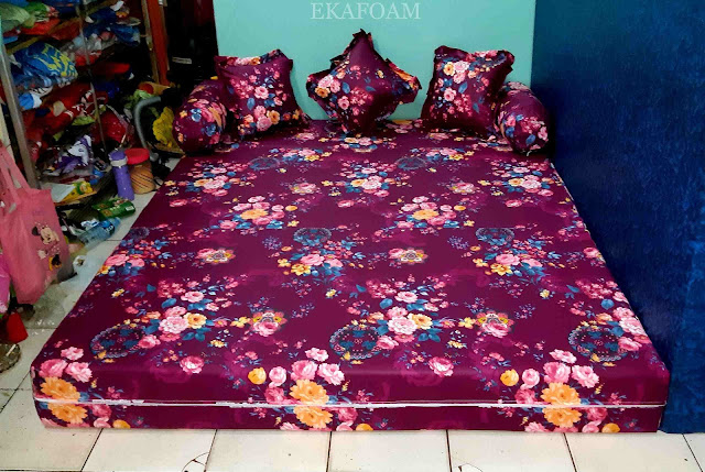 Sofa bed inoac motif serenity saat di gelar sebagai kasur