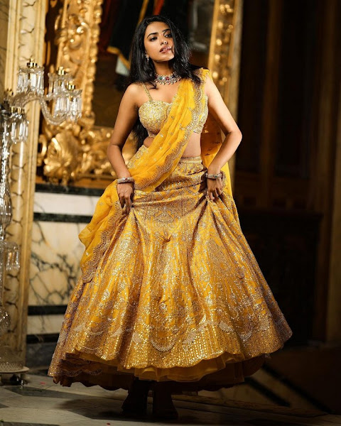 Shivani%20Rajasekhar%20Latest%20Photoshoot%20Stills%20In%20Yellow%20Traditional%20Outfit%20%282%29.png