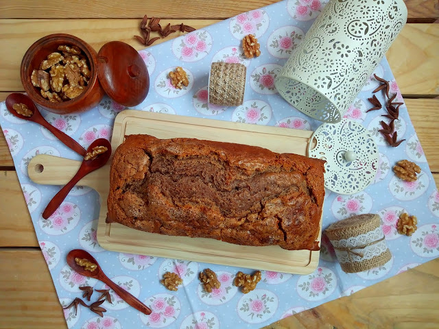 Bizcocho de nueces. Receta fácil, rápida, rica, esponjosa, tierna, desayuno, merdienda, postre. Aprovechamiento, otoño, con horno Cuca