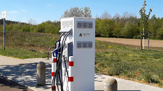 Dystrybutor prądu do ładowania auta elektrycznego