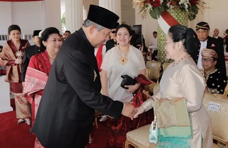 Ketika SBY dan Megawati Bersalaman di Istana Merdeka