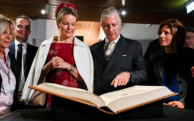 Queen Mathilde wore a Josie wine red bespoke midi dress by Natan. The state chancellery by Prime Minister Malu Dreyer