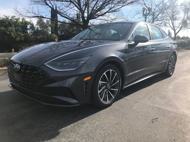 Front 3/4 view of the 2020 Hyundai Sonata Limited