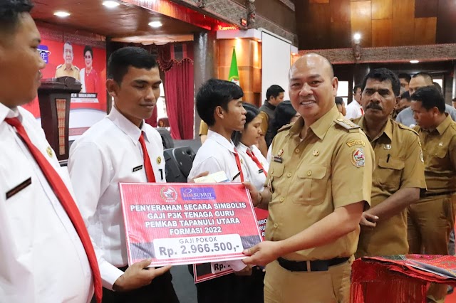 Bupati Taput Serahkan  Gaji PPPK Tenaga Guru  Formasi 2022