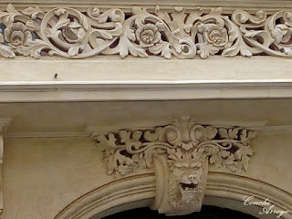 Detalle de la fachada del edificio del parque de bomberos, relieve sobre puerta con cabeza de león y ramas con hojas, tan típico del modernismo.