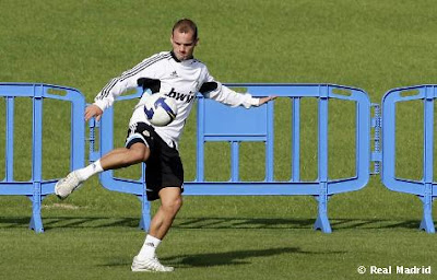 Wesley Sneijder kicks ball