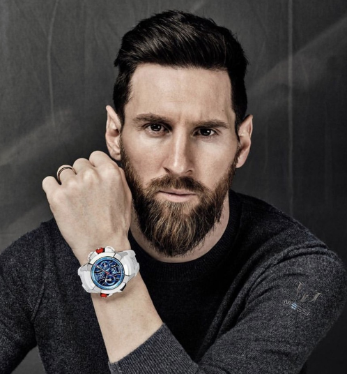 Regardez le roi du ballon Messi avec quelle montre