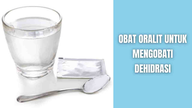 Obat Oralit Untuk Mengobati Dehidrasi Akibat Muntah dan Diare Pada Anak-Anak serta Orang Dewasa Oralit Obat Apa Oralit adalah obat untuk menggantikan cairan dan mineral seperti natrium dan kalium yang hilang akibat diare dan muntah. Oralit berfungsi untuk mencegah atau mengobati dehidrasi. Jumlah cairan dan mineral yang cukup atau normal, sangat penting untuk fungsi normal tubuh. Obat ini merupakan pengobatan yang efektif, aman, nyaman, dan murah.    Oralit Anak Obat ini aman untuk anak-anak. Biasanya obat ini digunakan untuk mengobati dehidrasi yang berkaitan dengan diare pada anak-anak. Umumnya anak-anak lebih cenderung mengalami dehidrasi akibat diare, dibangkan dengan orang dewasa.  Anak-anak memiliki tingkat metabolisme yang lebih tinggi, artinya tubuh mereka cepat menggunakan air. Pemberian oralit kepada anak yang sedang diare atau kondisi medis lain, karena anak-anak belum dapat mengenali rasa haus atau menghidrasi diri mereka sendiri.    Oralit Orang Dewasa Umumnya, orang dewasa sehat dengan diare ringan juga bisa minum oralit, namun mungkin tidak perlu. Orang dewasa dapat direhidrasi dengan air, kaldu bening, atau minuman olahraga yang mengandung elektrolit, dan bisa juga minuam air kelapa, karena air kelapa mengandung elektrolit juga.    Jangan Gunakan Oralit Pada Kondisi Ini Ketika menggunakan oralit, ada beberapa kondisi penyakit harus berkonsultasi ke dokter untuk mendapatkan rehidrasi oral yang aman. Berikut kondisi yang harus berhati-hati:  Mengalami gangguan ginjal Menderita diabetes Mengalami gagal jantung Sedang mengonsumsi obat penyakit jantung atau tekanan darah   Cara Pemakaian dan Pemberian Oralit ORS adalah larutan cair, yang dirancang untuk dikonsumsi melalui mulut. Jika seseorang tidak dapat minum karena muntah, Nasogastric Feeding dapat digunakan. Cara ini dengan memberikan oralit melalui Tabung Nasogastrik, yang dimasukkan melalui hidung dan ke dalam perut. Umumnya yang memasang alat ini adalah tim layanan kesehatan seperti perawat atau suster.    Cara Bikin Oralit Untuk Dewasa dan Anak Tidak disarankan untuk mengobati dehidrasi dengan oralit buata sendiri. ORS juga tersedia dalam bentuk bubuk dalam kemasan. Serbuk dirancang untuk dilarutkan dalam air. Silahkan ikuti langkah-langkah berikut:  Cuci tangan dengan sabun dan air bersih Selanjutnya, cuci wadah dengan perkakas dengan sabun dan air bersih Tuang satu liter air bersih ke dalam wadah Tambahkan bubuk oralit ke dalam air, lalu campurkan dengan alat tersebut Oralit Yang Dibuat Sendiri Di Rumah Oralit ternyata bisa dibuat sendiri di rumah, silahkan ikuti langkah-langkah berikut:  Sediakan Gelas dan Sendok Teh yang bersih Sediakan juga Air Hangat, Garam, dan Gula Masukkan setengah sendok teh (2,5 ml) garam dan 2 sendok teh gula ke dalam gelas Tambahkan air hangat dan larutkan atau diaduk dengan sendok Jika sudah larut, maka segera minum sampai habis