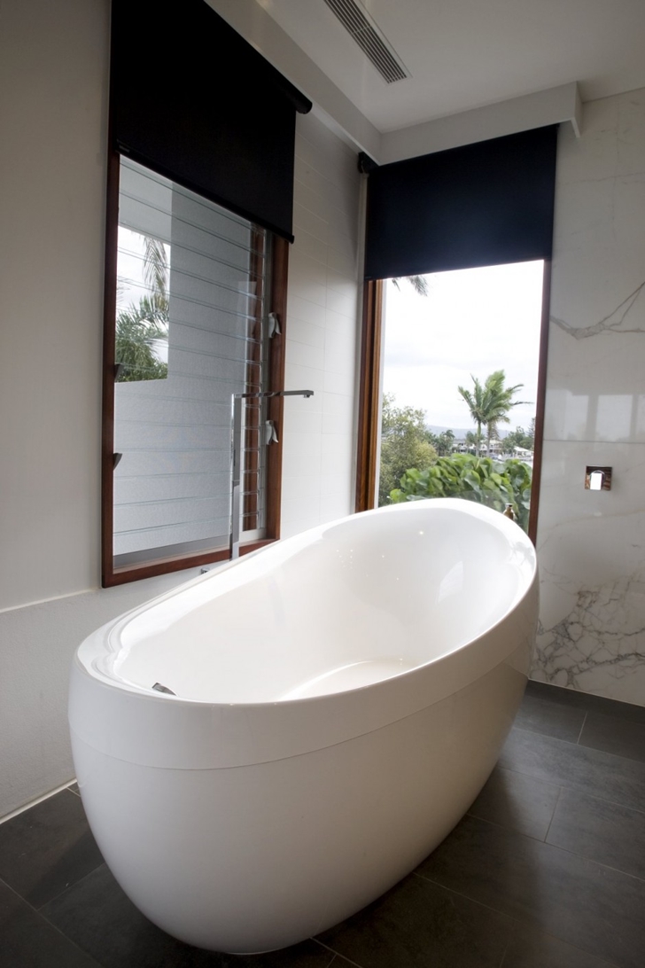 White bathtub in Modern house at Amalfi Drive by BGD Architects