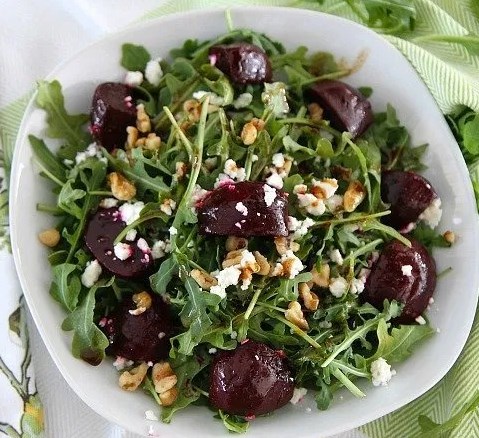 BALSAMIC BEET SALAD WITH ARUGULA, GOAT CHEESE, AND WALNUTS #vegetarian #lunch