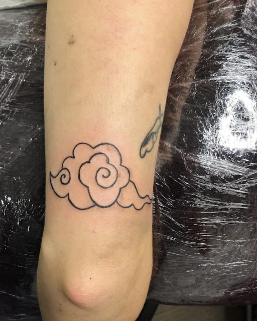 70 ideias de tatuagens de nuvens para mulheres criativas