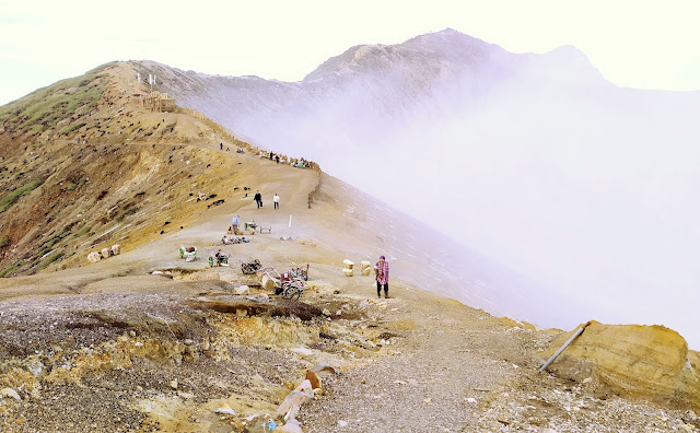 Pemandangan di Puncak Kawah Ijen