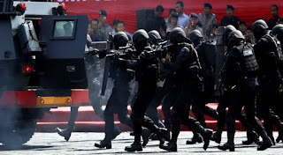 Waduh Ternyata Selain Menembak, Terduga Teroris Tangsel juga sempat Melempar Bom ke Arah Petugas - Commando