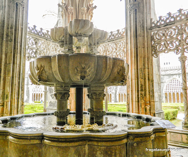 Lavatório no Claustro Real do Mosteiro da Batalha em Portugal