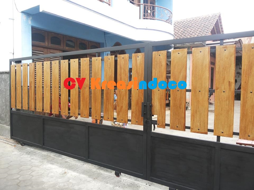 Jasa Pintu  Pagar Rangka Besi  Kombinasi  Kayu  Kamper